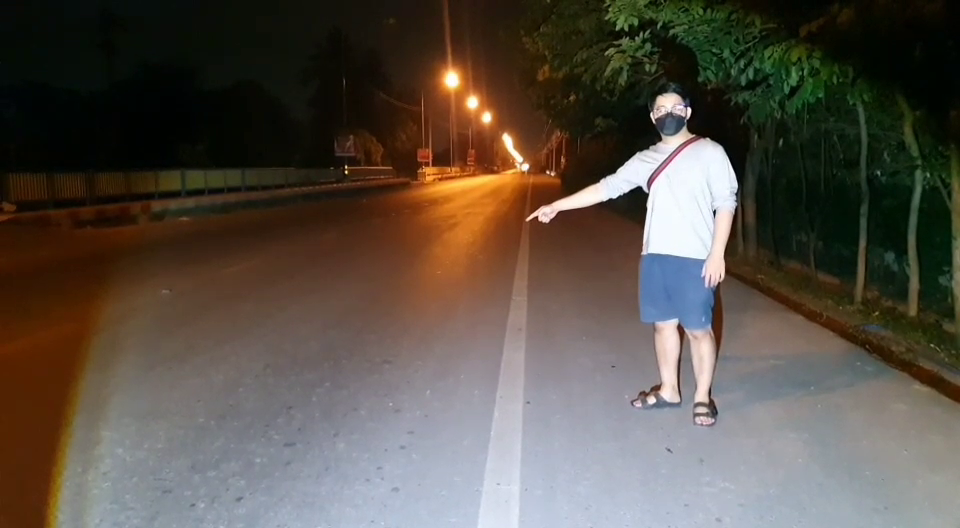 หนุ่มขับรถกลับบ้านกลางดึก เจอสาวนอนพนมมือกลางถนน