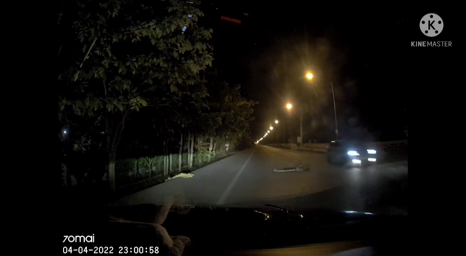 หนุ่มขับรถกลับบ้านกลางดึก เจอสาวนอนพนมมือกลางถนน