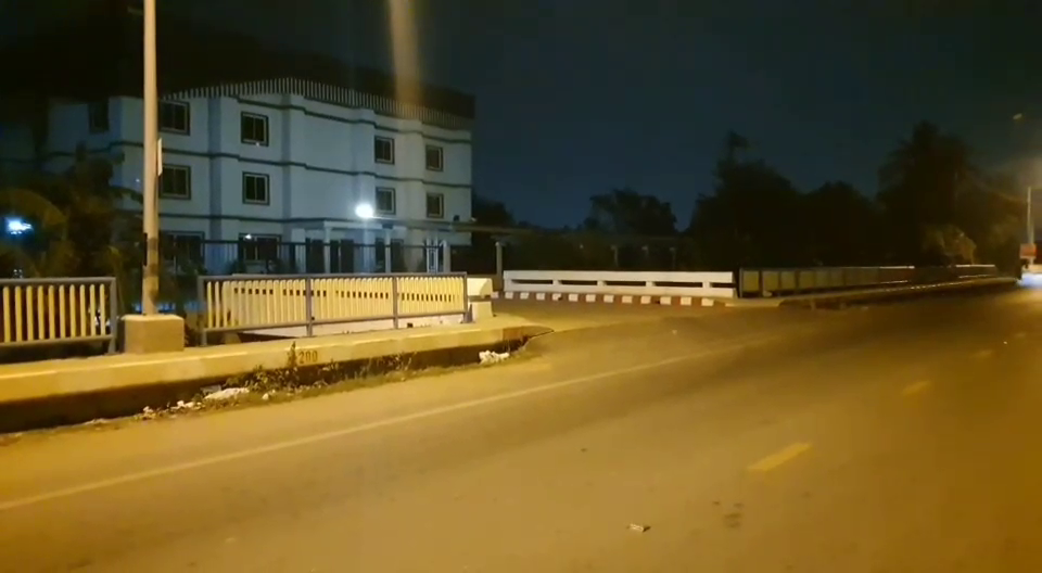 หนุ่มขับรถกลับบ้านกลางดึก เจอสาวนอนพนมมือกลางถนน