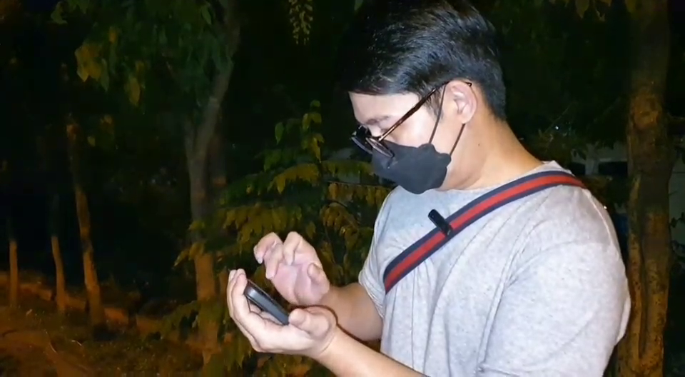 หนุ่มขับรถกลับบ้านกลางดึก เจอสาวนอนพนมมือกลางถนน