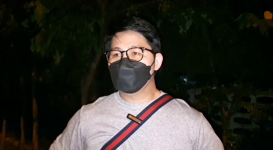 หนุ่มขับรถกลับบ้านกลางดึก เจอสาวนอนพนมมือกลางถนน