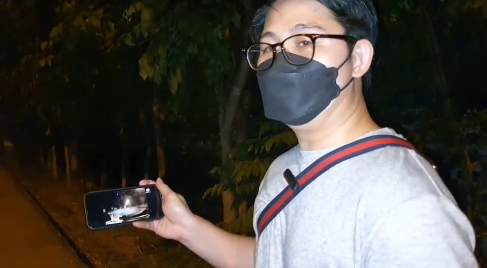 หนุ่มขับรถกลับบ้านกลางดึก เจอสาวนอนพนมมือกลางถนน