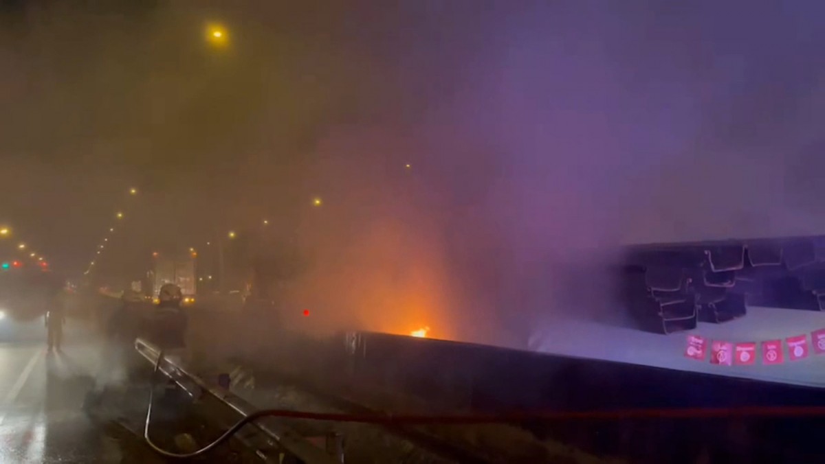 ระทึกบางนา-ตราด ไฟไหม้รถ18 ล้อ พลเมืองดีหิ้วถังดับเพลิงเข้าช่วย ถูกยางระเบิดใส่