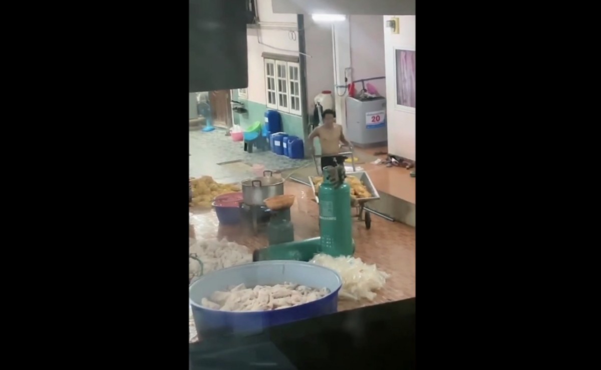 ร้านขายไก่โดนอัดคลิปแฉ เอาไก่สดเทลงพื้น ร้านโต้ทันควัน นั่นไก่ชำรุดไม่ได้ขาย