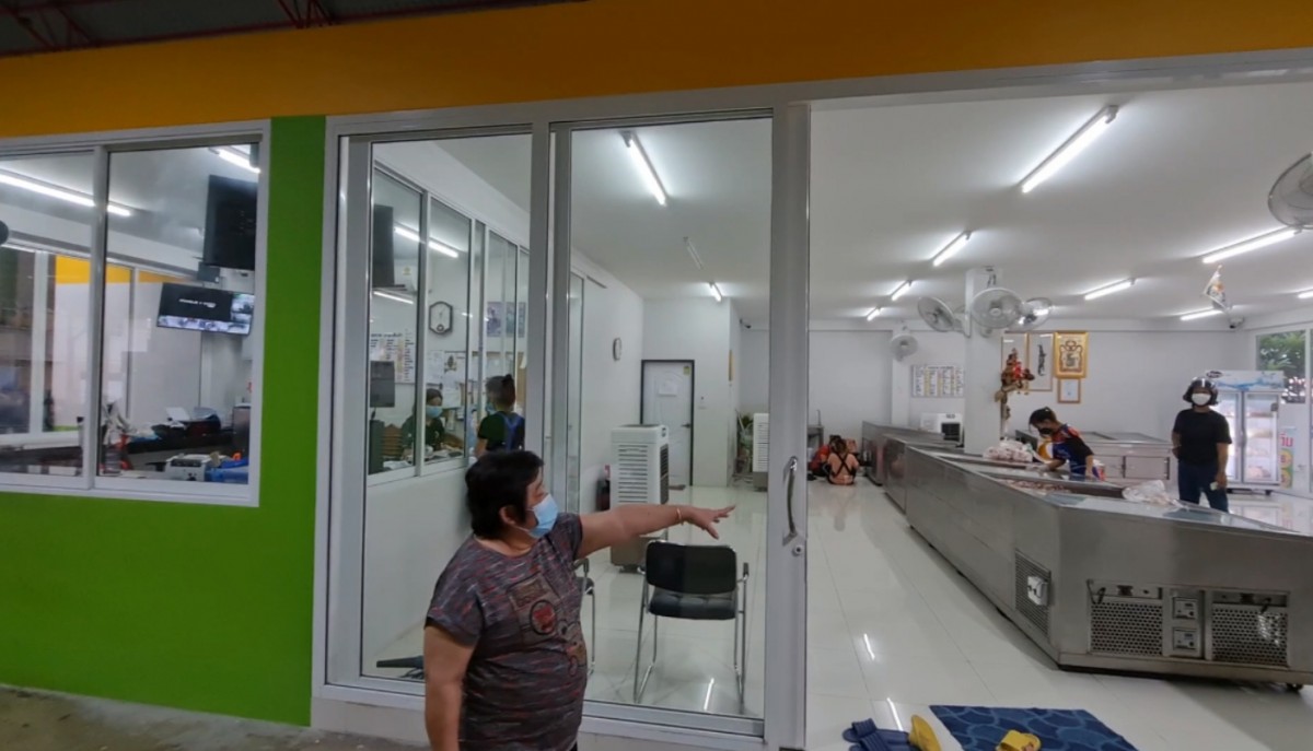 ร้านขายไก่โดนอัดคลิปแฉ เอาไก่สดเทลงพื้น ร้านโต้ทันควัน นั่นไก่ชำรุดไม่ได้ขาย