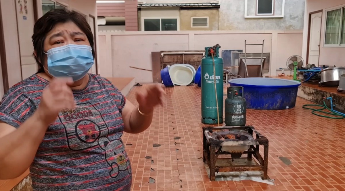 ร้านขายไก่โดนอัดคลิปแฉ เอาไก่สดเทลงพื้น ร้านโต้ทันควัน นั่นไก่ชำรุดไม่ได้ขาย