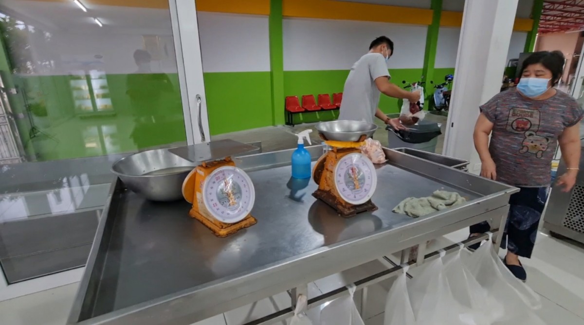 ร้านขายไก่โดนอัดคลิปแฉ เอาไก่สดเทลงพื้น ร้านโต้ทันควัน นั่นไก่ชำรุดไม่ได้ขาย