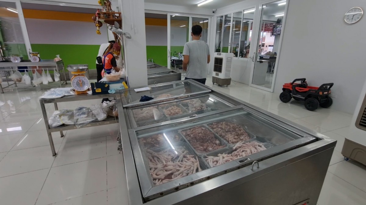 ร้านขายไก่โดนอัดคลิปแฉ เอาไก่สดเทลงพื้น ร้านโต้ทันควัน นั่นไก่ชำรุดไม่ได้ขาย