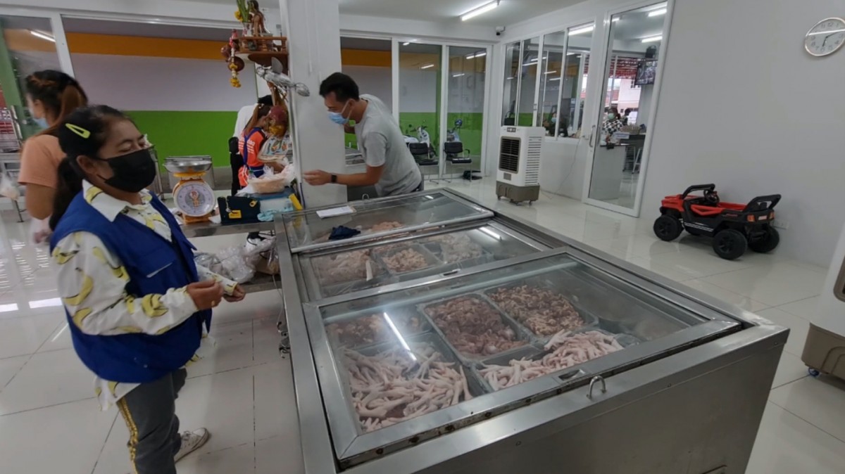 ร้านขายไก่โดนอัดคลิปแฉ เอาไก่สดเทลงพื้น ร้านโต้ทันควัน นั่นไก่ชำรุดไม่ได้ขาย