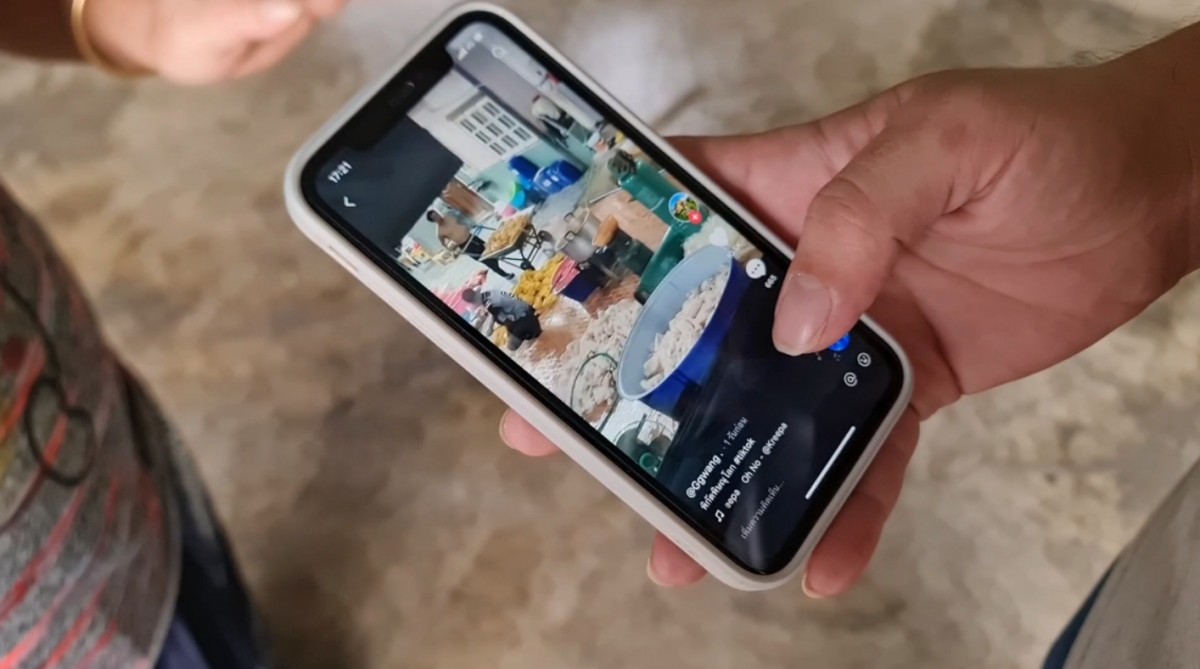 ร้านขายไก่โดนอัดคลิปแฉ เอาไก่สดเทลงพื้น ร้านโต้ทันควัน นั่นไก่ชำรุดไม่ได้ขาย