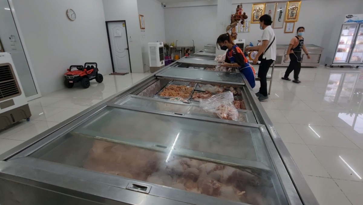 ร้านขายไก่โดนอัดคลิปแฉ เอาไก่สดเทลงพื้น ร้านโต้ทันควัน นั่นไก่ชำรุดไม่ได้ขาย