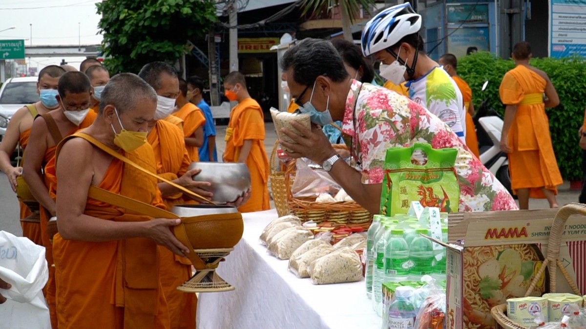 บุญใหญ่วันวิสาขบูชา คณะสงฆ์ชัยนาทบิณฑบาตรช่วยผู้ยากไร้ ไม่พลาดเลขเด็ดคนเอาหวยใส่บาตร