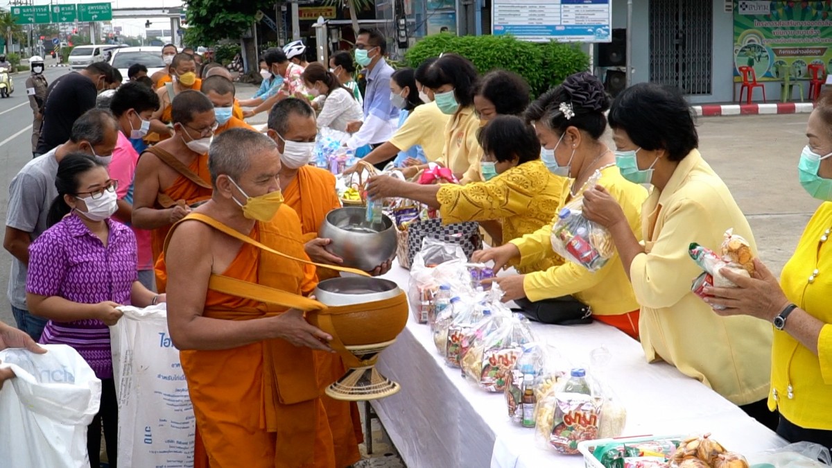 บุญใหญ่วันวิสาขบูชา คณะสงฆ์ชัยนาทบิณฑบาตรช่วยผู้ยากไร้ ไม่พลาดเลขเด็ดคนเอาหวยใส่บาตร