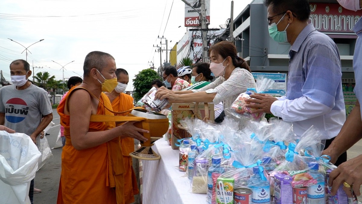 บุญใหญ่วันวิสาขบูชา คณะสงฆ์ชัยนาทบิณฑบาตรช่วยผู้ยากไร้ ไม่พลาดเลขเด็ดคนเอาหวยใส่บาตร