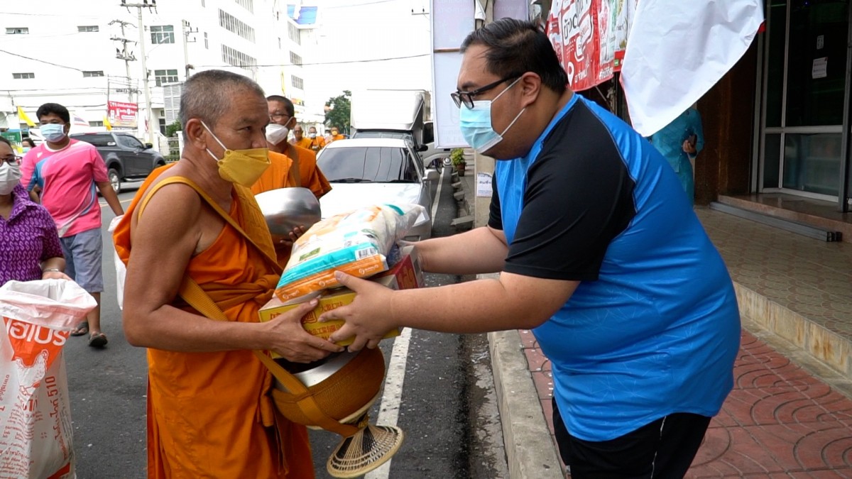 บุญใหญ่วันวิสาขบูชา คณะสงฆ์ชัยนาทบิณฑบาตรช่วยผู้ยากไร้ ไม่พลาดเลขเด็ดคนเอาหวยใส่บาตร