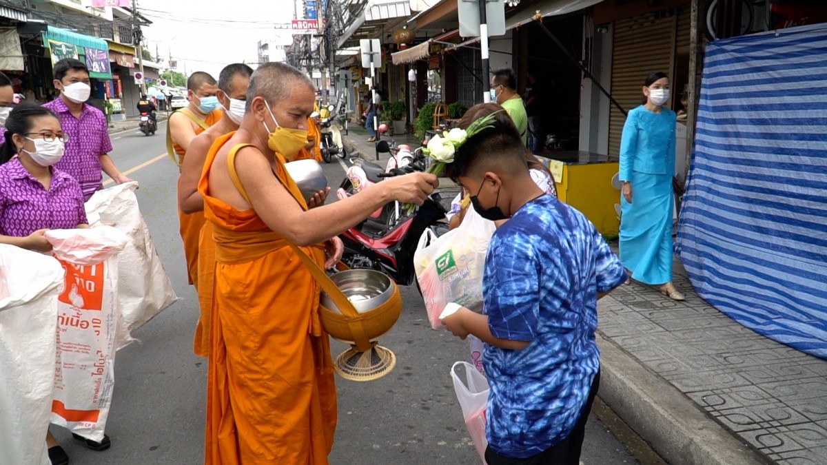 บุญใหญ่วันวิสาขบูชา คณะสงฆ์ชัยนาทบิณฑบาตรช่วยผู้ยากไร้ ไม่พลาดเลขเด็ดคนเอาหวยใส่บาตร