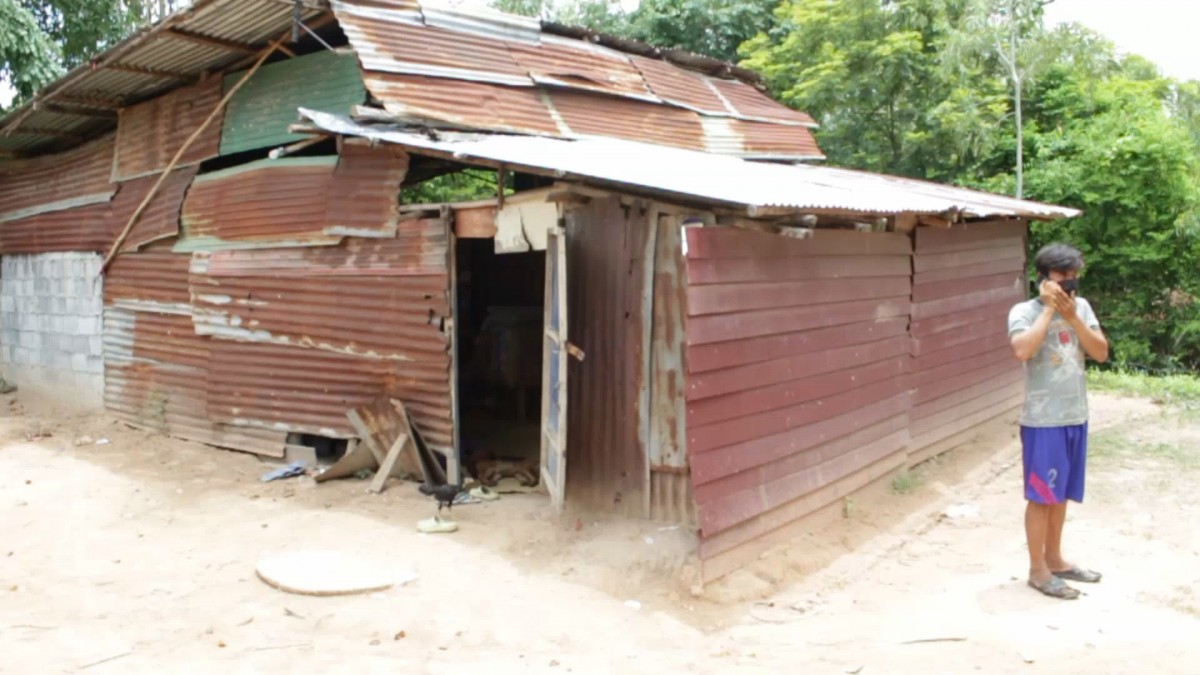 หนุ่ม 18 บ้านจนแม่ทิ้งพ่อมีครอบครัวใหม่ ต้องทำงานเลี้ยงยายและน้อง