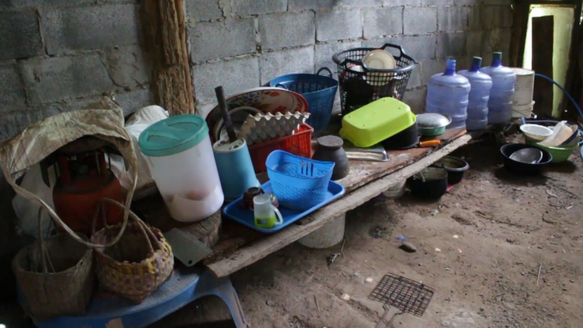 หนุ่ม 18 บ้านจนแม่ทิ้งพ่อมีครอบครัวใหม่ ต้องทำงานเลี้ยงยายและน้อง