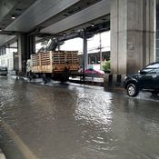 ฝนยังตกต่อเนื่อง ถนนหลายสายยังมีน้ำท่วมขัง รถติดยาว