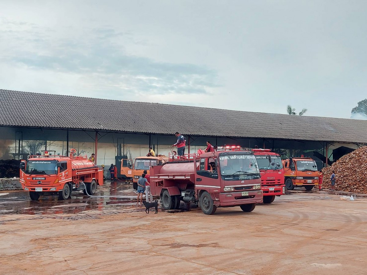 ไฟไหม้หนักโรงงานใยมะพร้าวขนาดใหญ่วอด