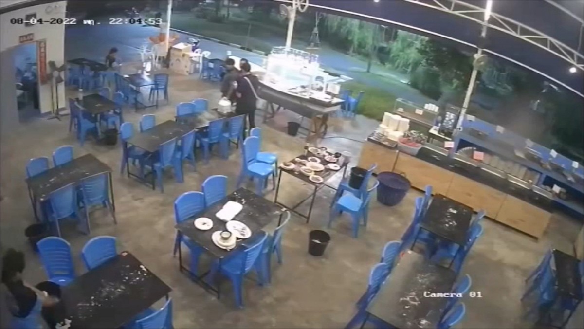 เด็กเสิร์ฟถึงกับงง ถูกลูกค้าเมาบุกเข้ามาต่อยหน้าถึงหลังร้าน