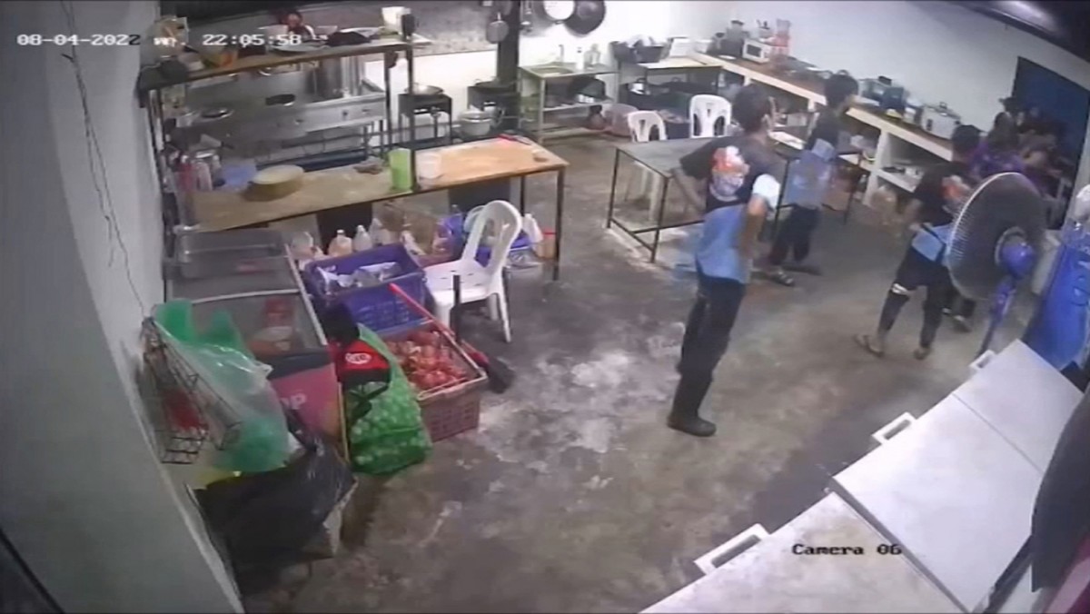 เด็กเสิร์ฟถึงกับงง ถูกลูกค้าเมาบุกเข้ามาต่อยหน้าถึงหลังร้าน