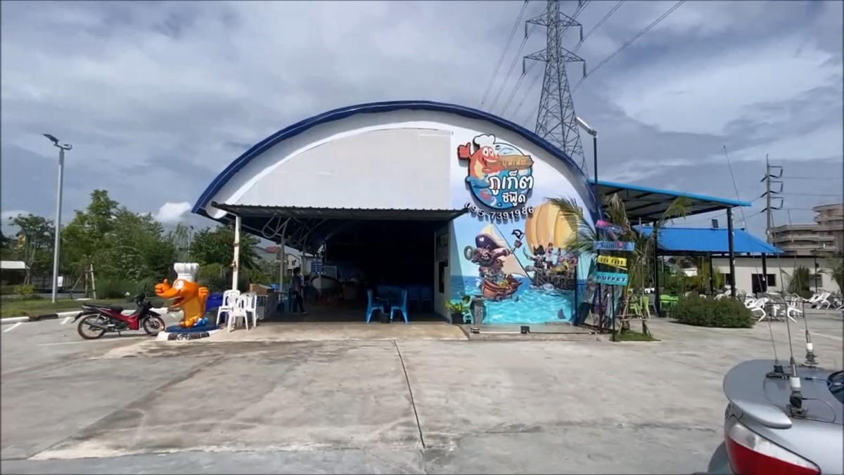 เด็กเสิร์ฟถึงกับงง ถูกลูกค้าเมาบุกเข้ามาต่อยหน้าถึงหลังร้าน