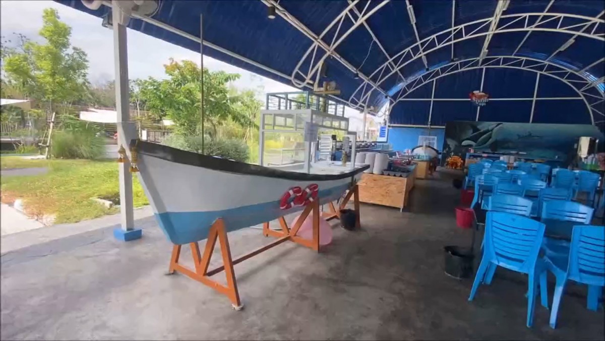 เด็กเสิร์ฟถึงกับงง ถูกลูกค้าเมาบุกเข้ามาต่อยหน้าถึงหลังร้าน