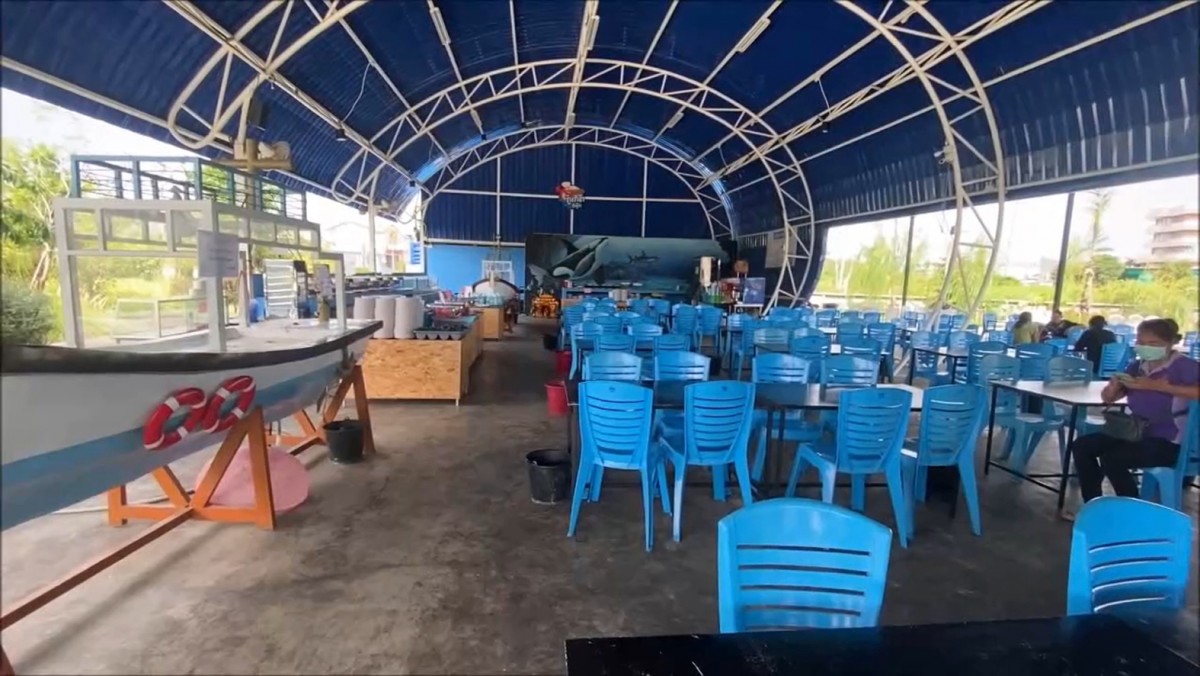 เด็กเสิร์ฟถึงกับงง ถูกลูกค้าเมาบุกเข้ามาต่อยหน้าถึงหลังร้าน