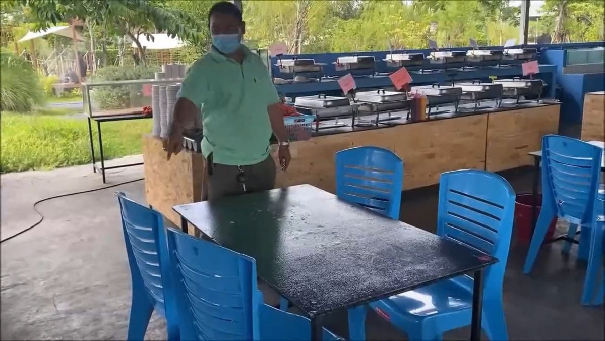 เด็กเสิร์ฟถึงกับงง ถูกลูกค้าเมาบุกเข้ามาต่อยหน้าถึงหลังร้าน