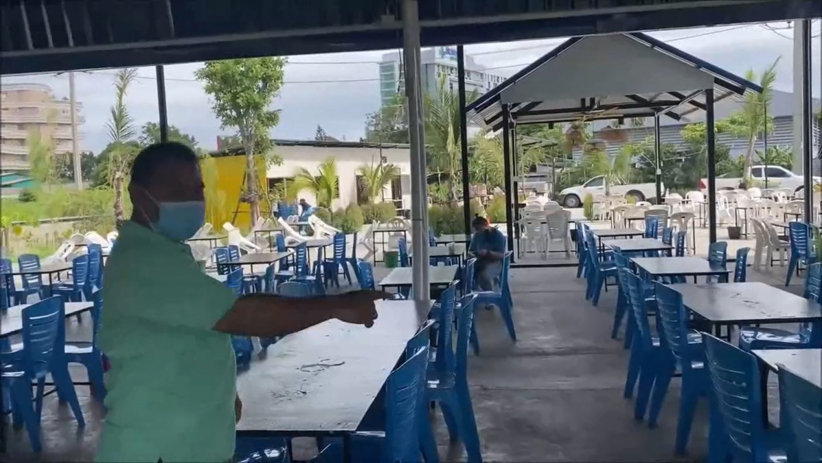 เด็กเสิร์ฟถึงกับงง ถูกลูกค้าเมาบุกเข้ามาต่อยหน้าถึงหลังร้าน