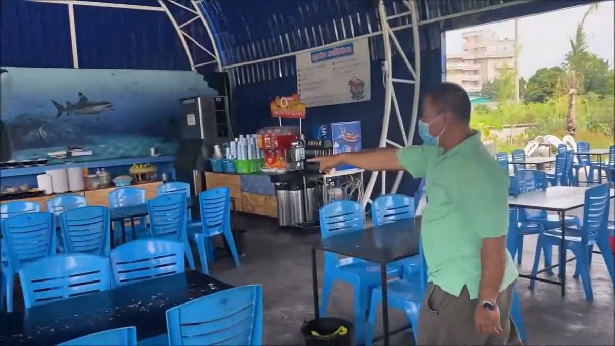 เด็กเสิร์ฟถึงกับงง ถูกลูกค้าเมาบุกเข้ามาต่อยหน้าถึงหลังร้าน