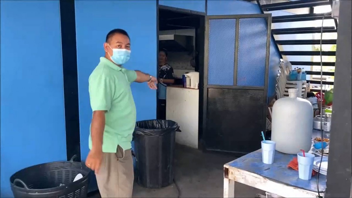 เด็กเสิร์ฟถึงกับงง ถูกลูกค้าเมาบุกเข้ามาต่อยหน้าถึงหลังร้าน