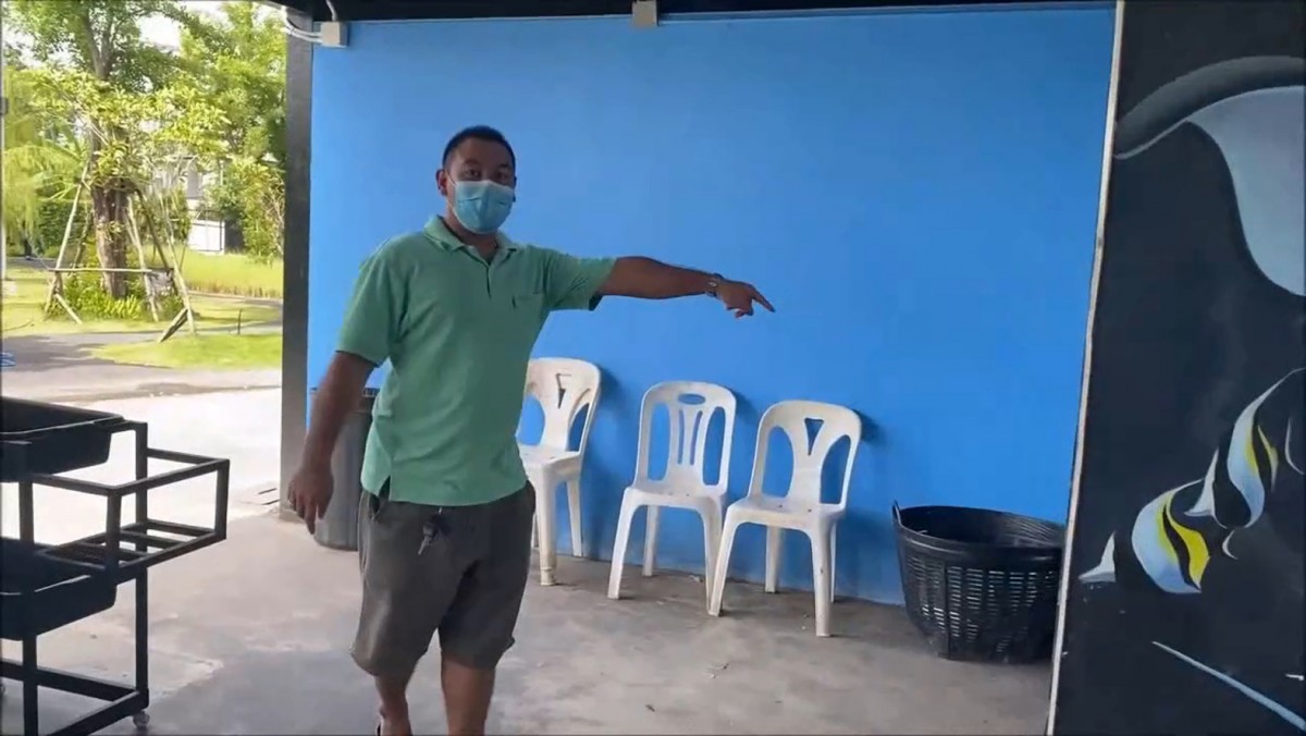 เด็กเสิร์ฟถึงกับงง ถูกลูกค้าเมาบุกเข้ามาต่อยหน้าถึงหลังร้าน