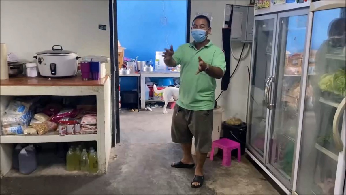 เด็กเสิร์ฟถึงกับงง ถูกลูกค้าเมาบุกเข้ามาต่อยหน้าถึงหลังร้าน