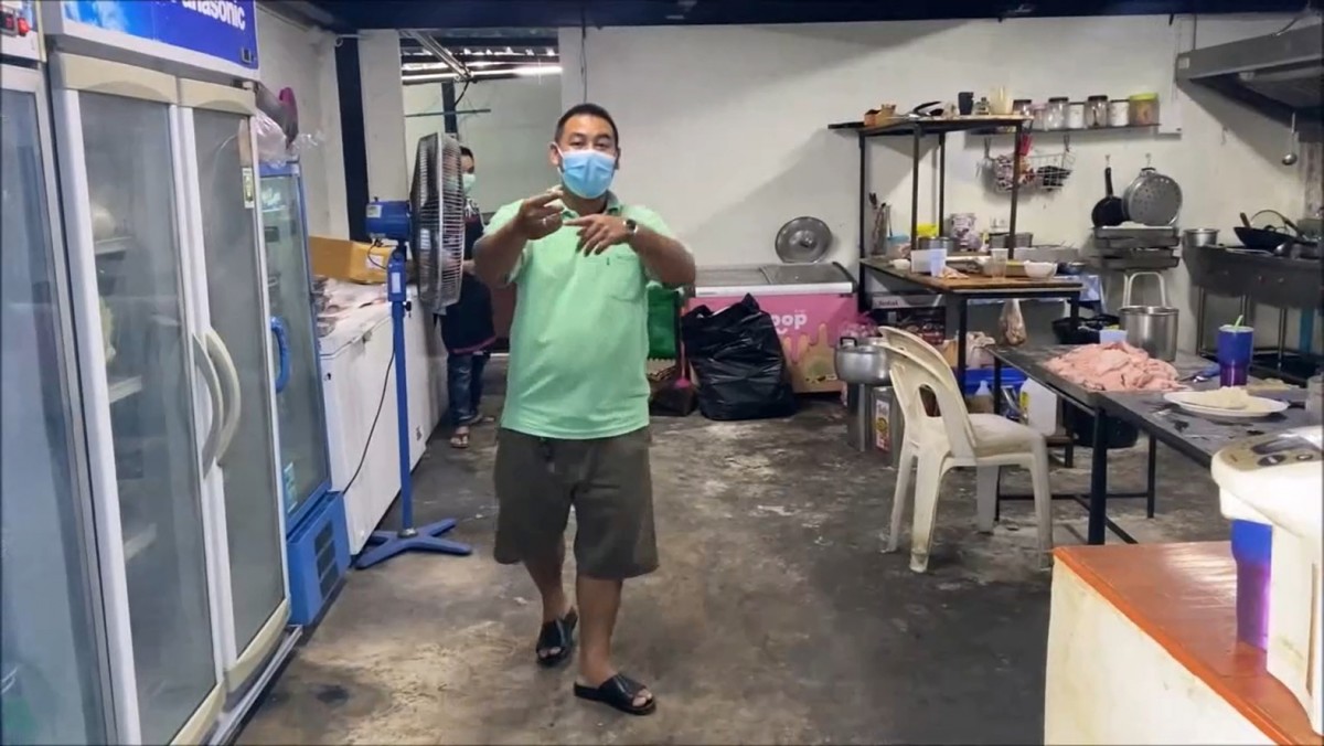 เด็กเสิร์ฟถึงกับงง ถูกลูกค้าเมาบุกเข้ามาต่อยหน้าถึงหลังร้าน