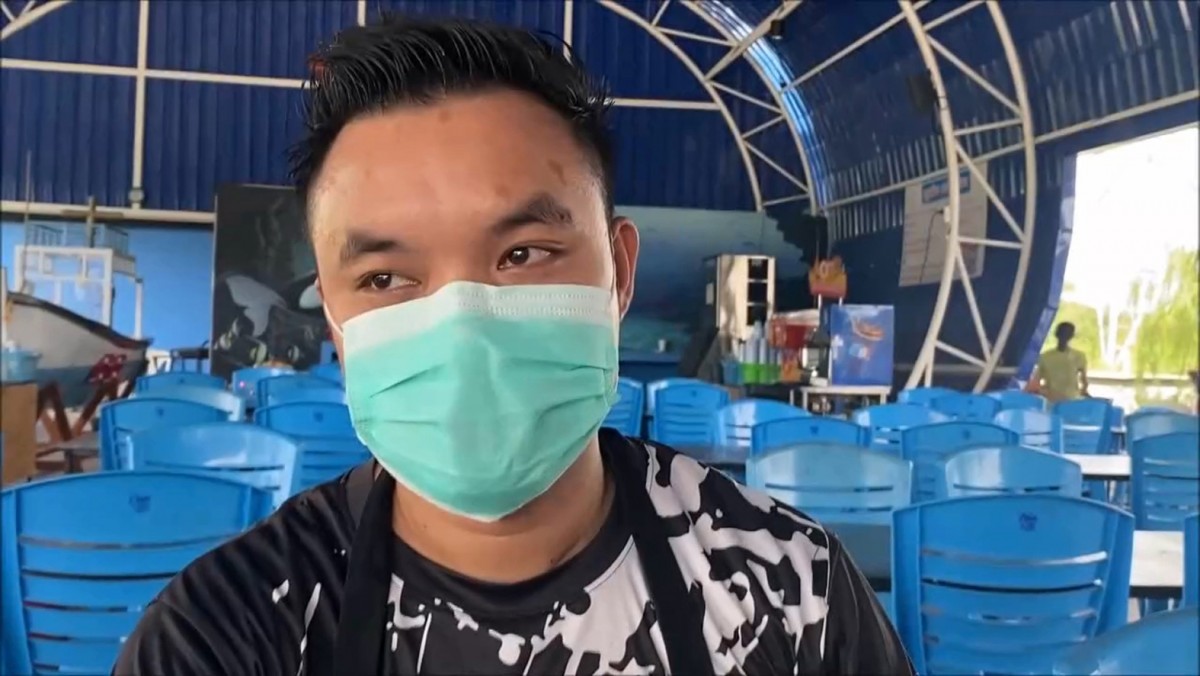 เด็กเสิร์ฟถึงกับงง ถูกลูกค้าเมาบุกเข้ามาต่อยหน้าถึงหลังร้าน