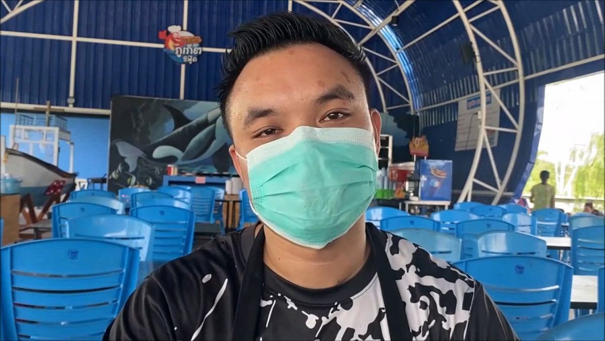 เด็กเสิร์ฟถึงกับงง ถูกลูกค้าเมาบุกเข้ามาต่อยหน้าถึงหลังร้าน