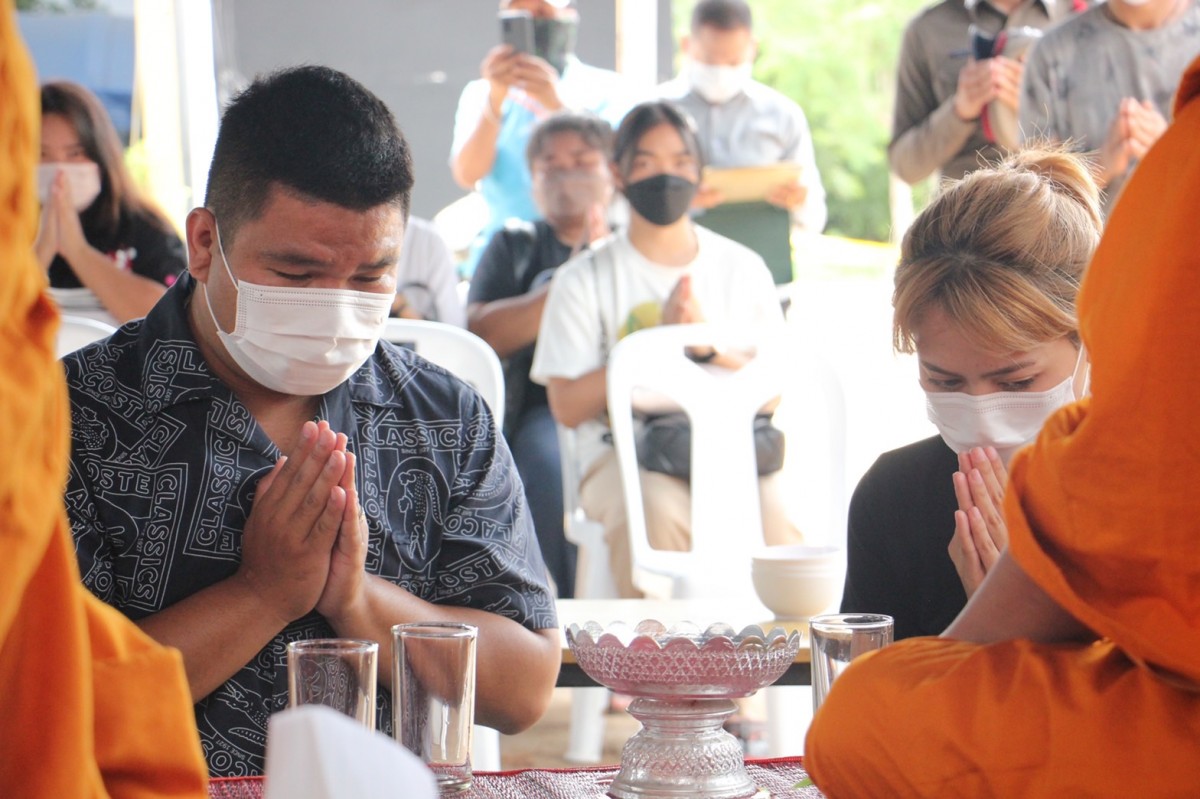 เสี่ยบีพร้อมภรรยา ร่วมฟังพระสวดให้ผู้เสียชีวิต 15 รายจากเหตุไฟไหม้ผับ ไม่ให้สัมภาษณ์ใดๆ