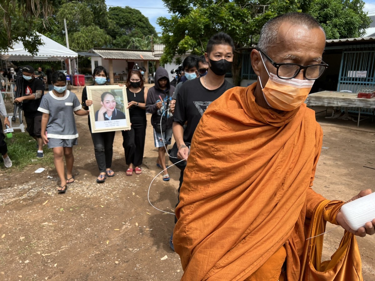 ครอบครัวผู้เสียชีวิต จุดธูปเชิญวิญญาณ สาวเหยื่อไฟไหม้ผับ แฟนหนุ่มเผยนาทีระทึก