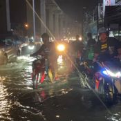 ฝนถล่มซ้ำวันที่สองสมุทรปราการ อ่วมน้ำท่วมซ้ำซากทำรถพังหลายสิบคัน