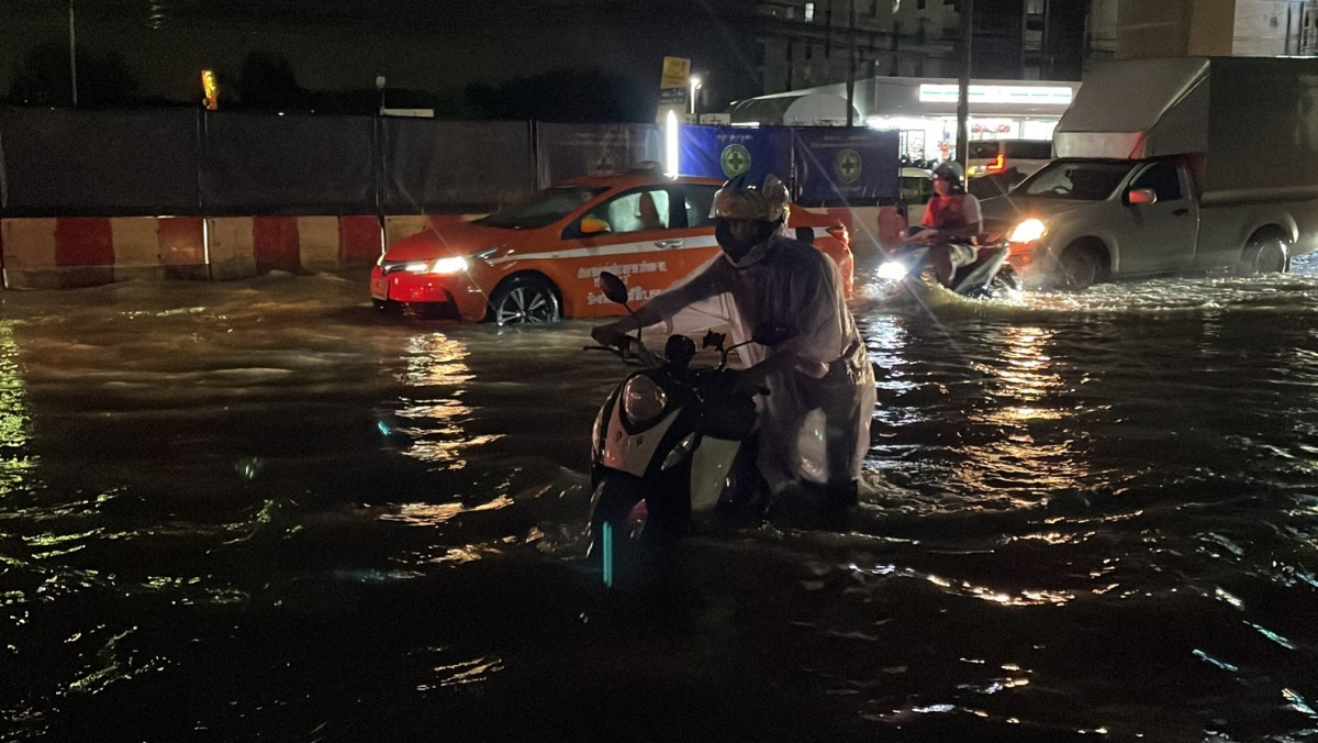 ฝนถล่มซ้ำวันที่สองสมุทรปราการ อ่วมน้ำท่วมซ้ำซากทำรถพังหลายสิบคัน