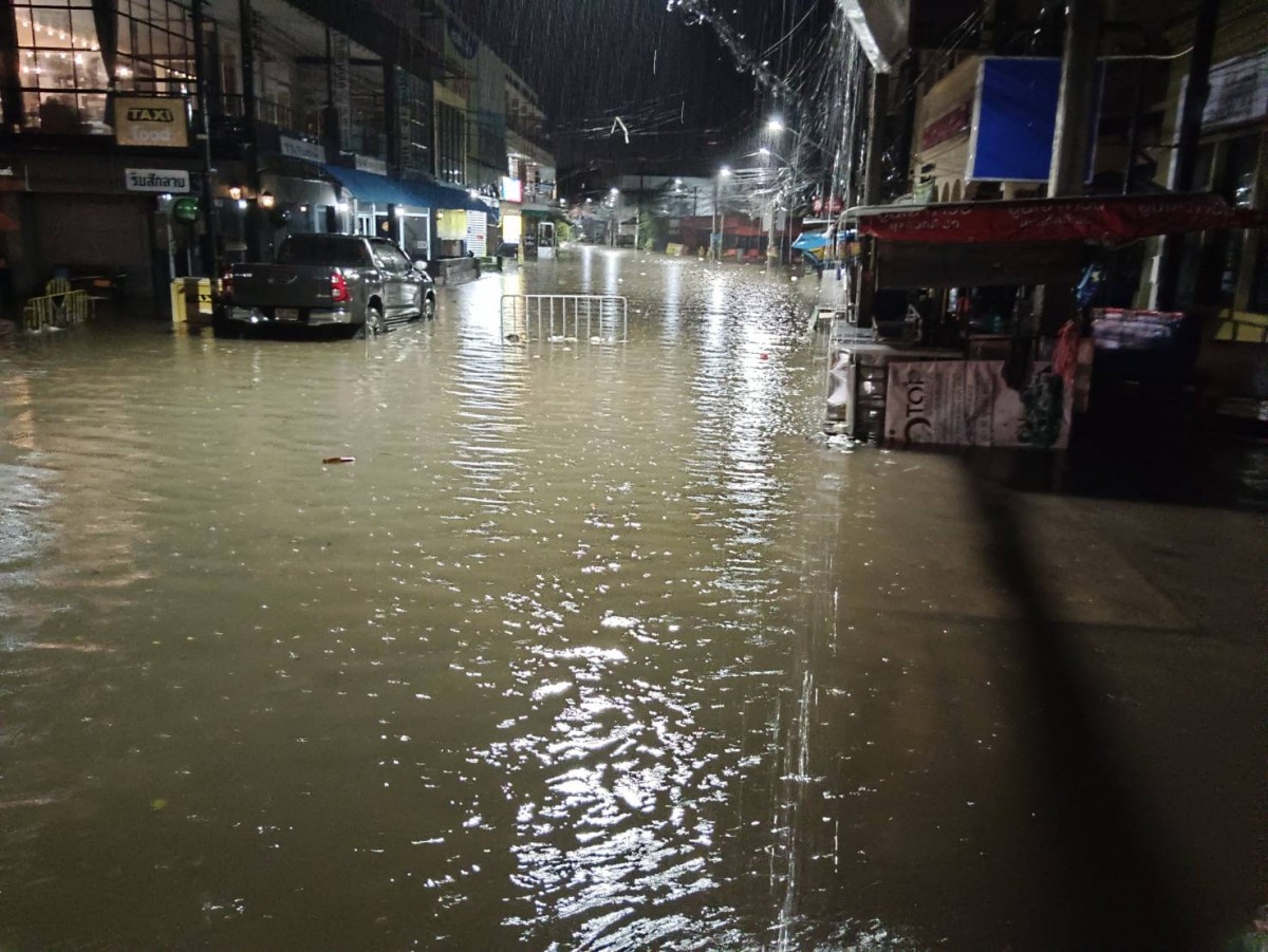 อุบลฯ อ่วม ฝนตกถล่มน้ำท่วมกลางเมือง หนักสุดมิดหลังคารถยนต์