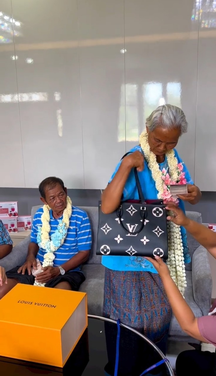 ตั๊กแตน ชลดา