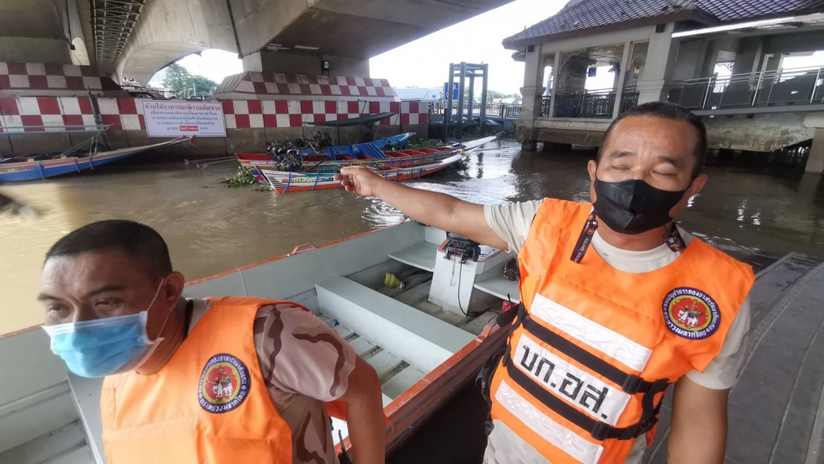 นนทบุรี หนุ่มใหญ่น้อยใจเมียไม่ให้ใช้มือถือ เครียดจัดโดดสะพานพระราม 4   เมื่อเวลา 18.00 น.วันที่ 29 สิงหาคม 65 เจ้าหน้าที่ฝ่ายปกครองอำเภอปากเกร็ด เข้าช่วยเหลือนายสาย หนุ่มเชียงราย อายุ 45 ปีหลังกระโดดสะพานพระราม 4 ลงไปในแม่น้ำเจ้าพระยา ทางเจ้าหน้าที่สามารถ