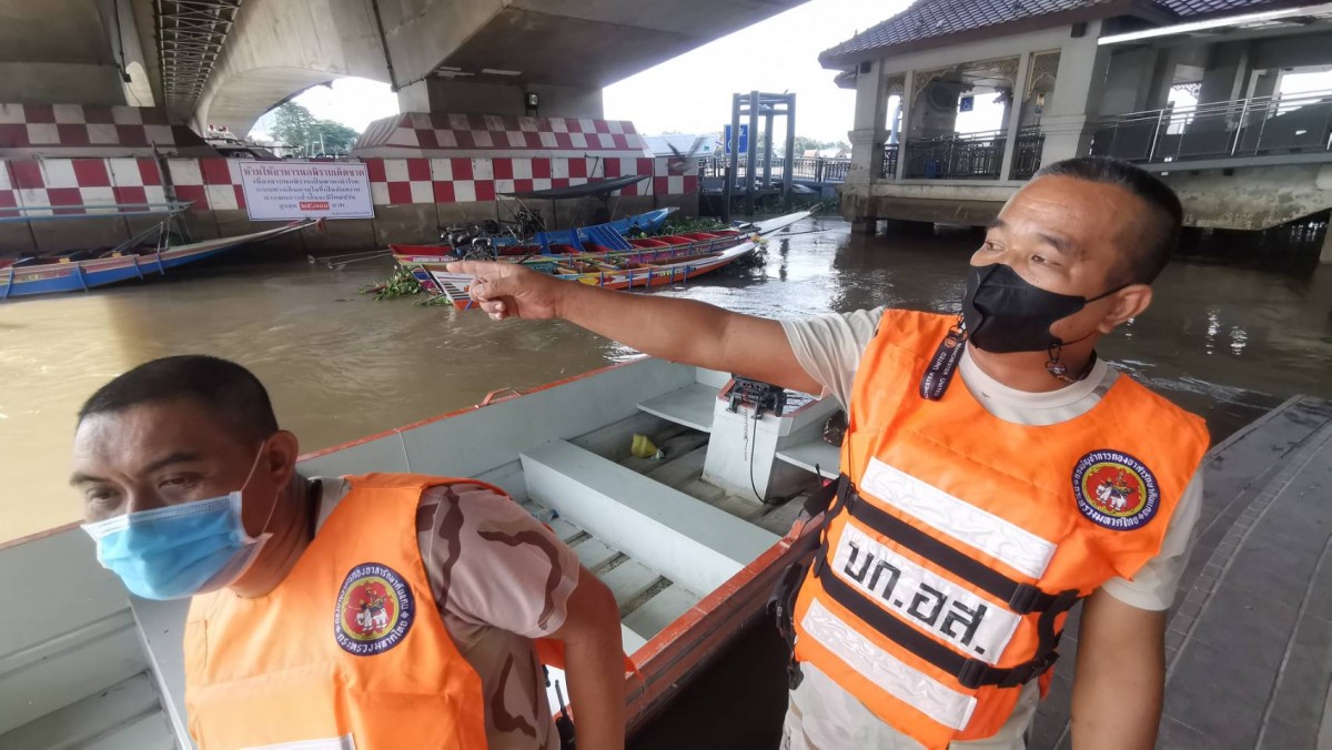 นนทบุรี หนุ่มใหญ่น้อยใจเมียไม่ให้ใช้มือถือ เครียดจัดโดดสะพานพระราม 4   เมื่อเวลา 18.00 น.วันที่ 29 สิงหาคม 65 เจ้าหน้าที่ฝ่ายปกครองอำเภอปากเกร็ด เข้าช่วยเหลือนายสาย หนุ่มเชียงราย อายุ 45 ปีหลังกระโดดสะพานพระราม 4 ลงไปในแม่น้ำเจ้าพระยา ทางเจ้าหน้าที่สามารถ