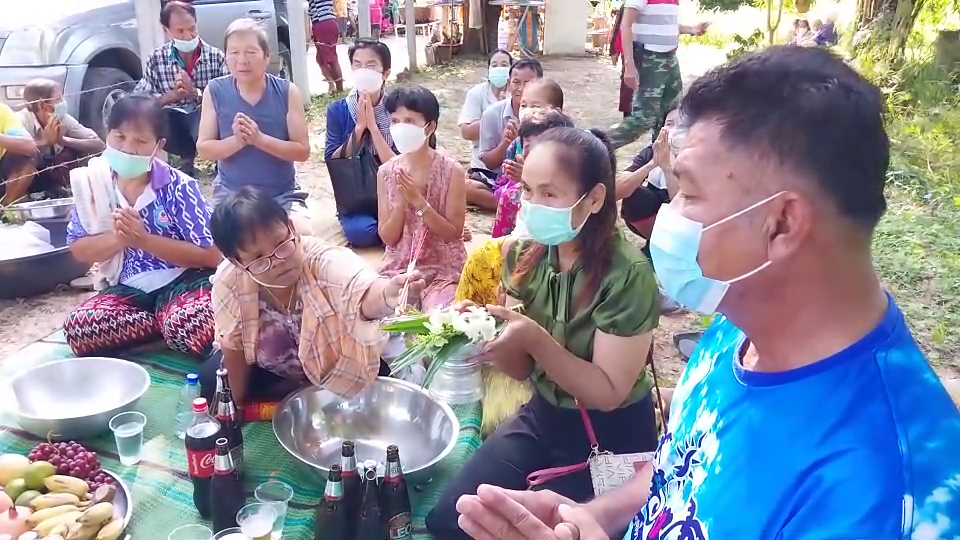 สุรินทร์-สาวใหญ่ แก้บนเจ้าแม่ตะเคียนทอง ด้วยไข่ไก่ พร้อมไข่เป็ดรวม 5 พันฟอง หัวหมู 9 หัว หลังถูกลอตเตอรี่ รางวัลที่ 2 รับ 4 แสนบาท