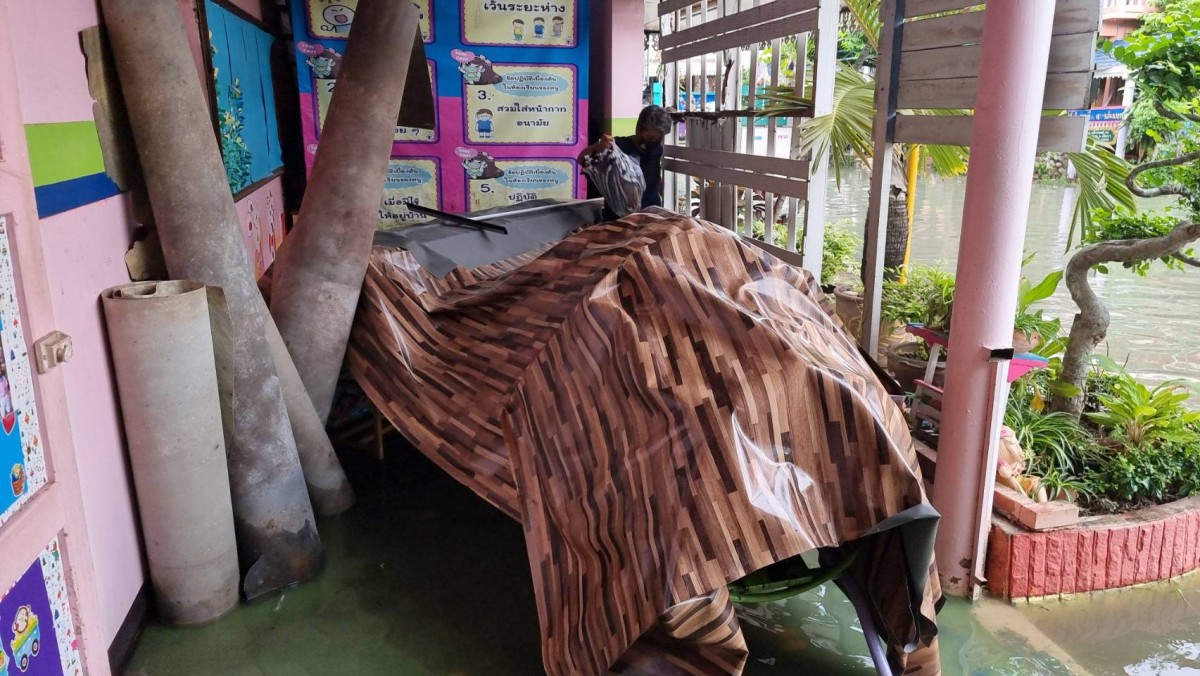นนทบุรี ชาวบ้านโวย ก่อสร้างรถไฟฟ้าสายสีชมพูทำทรายอุดท่อระบายน้ำ ทำน้ำท่วมโรงเรียนอนุบาลและบ้านเรือนกว่า 200 หลัง