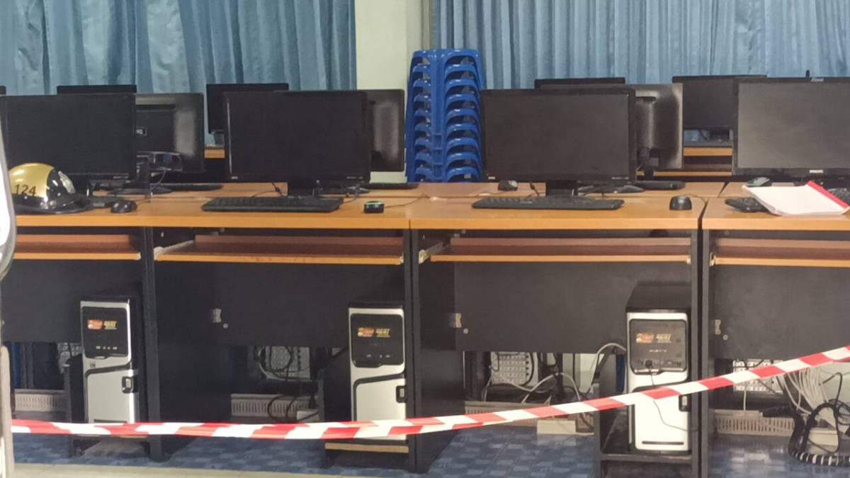 นนทบุรี คีย์บอร์ดคอมโรงเรียนระเบิดใส่หน้านักเรียนเสียชีวิต1รายในห้องเรียน    เมื่อวันที่ 15 ก.ย.65.เมื่อเวลา 14.00 น. ร.ต.อ สายยนต์ ทองทา ร้อยเวรสภ.บางบัวทอง รับแจ้งเหตุ คอมพิวเตอร์ในห้องเรียนระเบิดใส่นักเรียนทำให้มีนักเรียนได้รับบาดเจ็บ 1ราย จึงรุดเดินทา