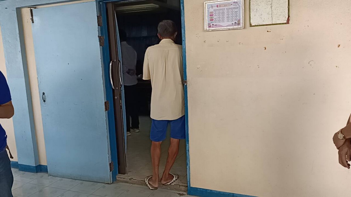 นนทบุรี คีย์บอร์ดคอมโรงเรียนระเบิดใส่หน้านักเรียนเสียชีวิต1รายในห้องเรียน    เมื่อวันที่ 15 ก.ย.65.เมื่อเวลา 14.00 น. ร.ต.อ สายยนต์ ทองทา ร้อยเวรสภ.บางบัวทอง รับแจ้งเหตุ คอมพิวเตอร์ในห้องเรียนระเบิดใส่นักเรียนทำให้มีนักเรียนได้รับบาดเจ็บ 1ราย จึงรุดเดินทา